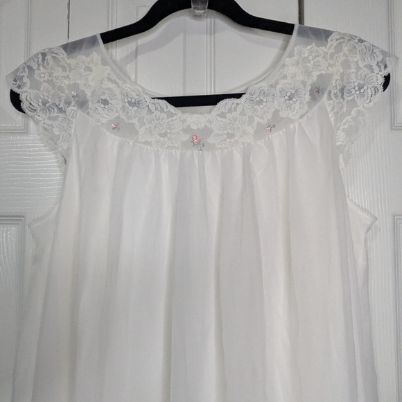 Vintage1960s Babydoll Lace Nylon Negligee Nightgown Rose Embroidered Accent #393